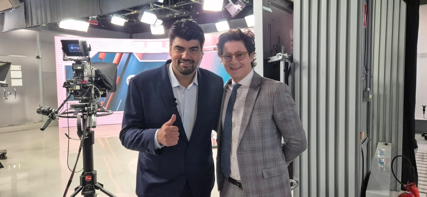 Dr. Saulo Nader nos bastidores do estúdio de TV com um colega