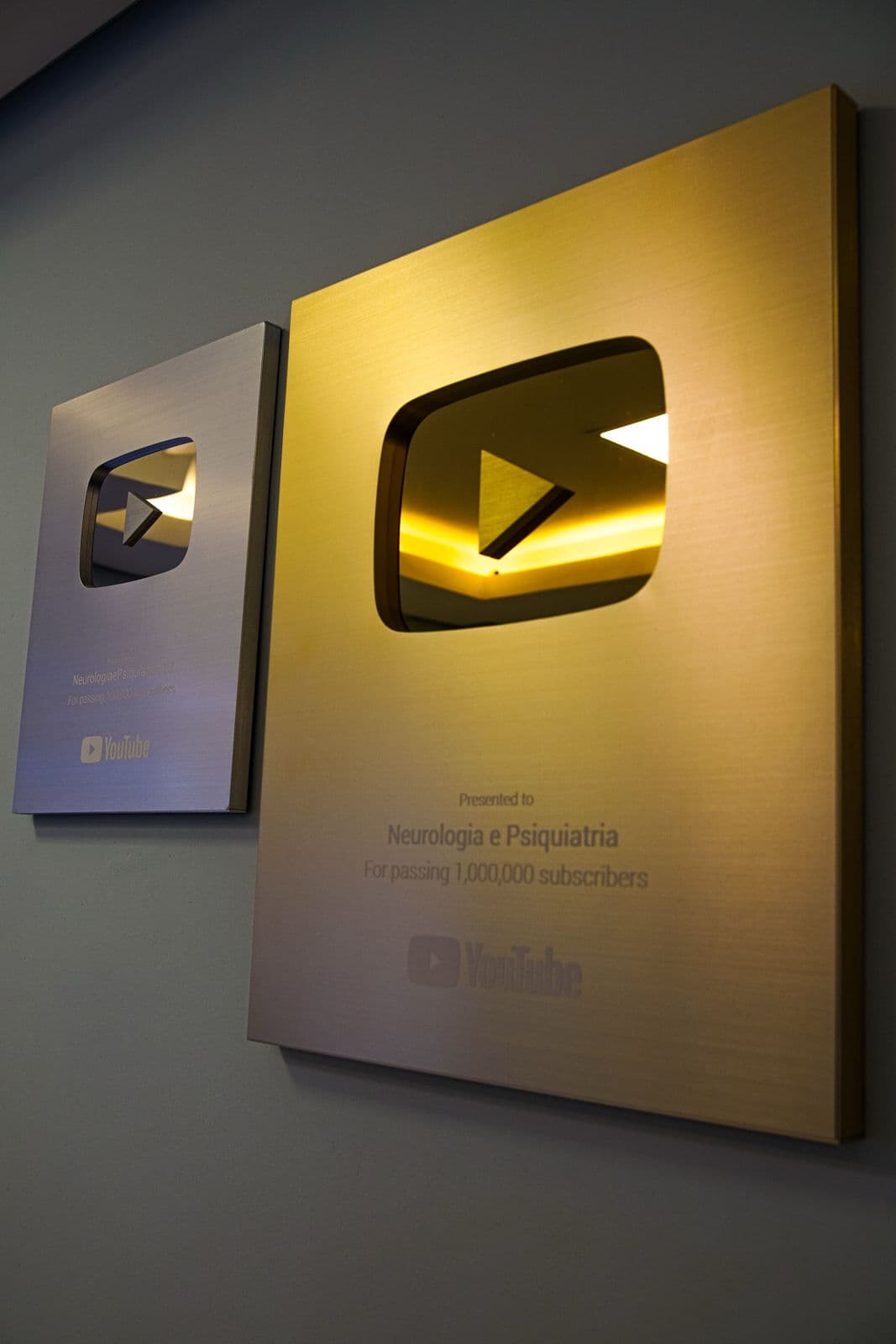 Placas de prata e ouro do YouTube conquistadas pelo canal Neurologia e Psiquiatria